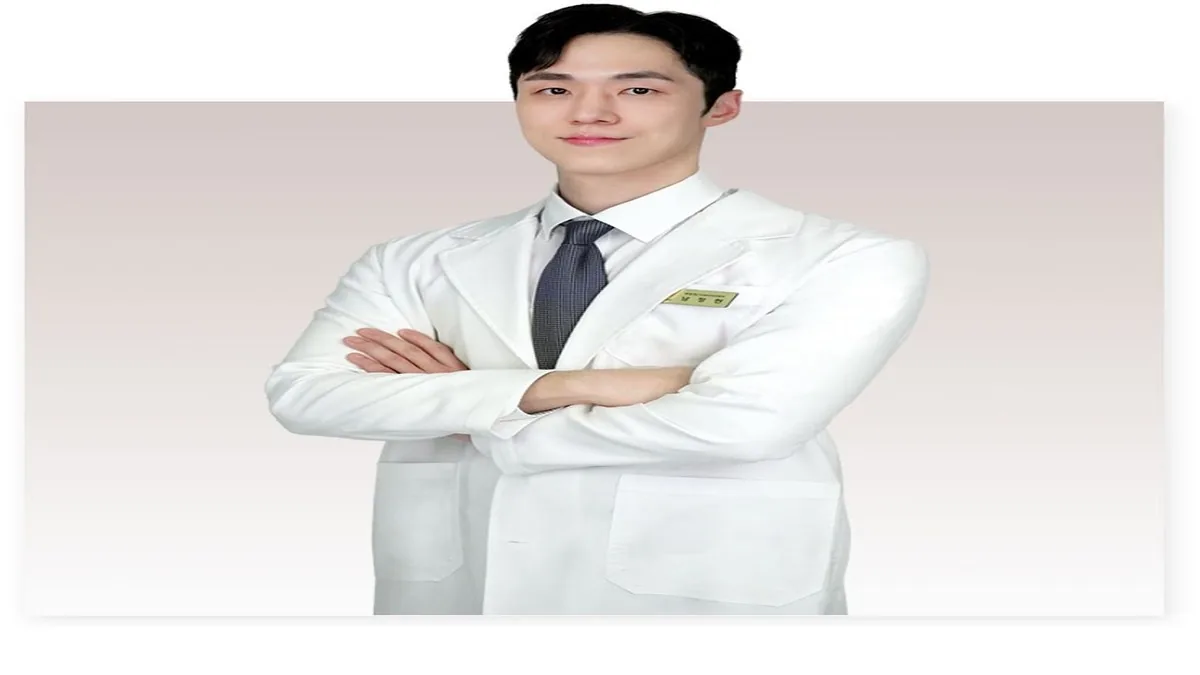 흰 가운을 입고 팔짱을 낀 남성 의사의 상반신 사진