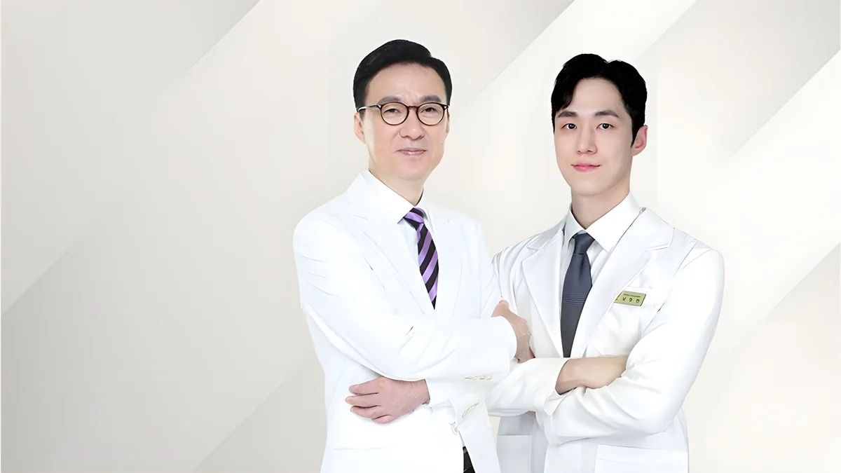 흰 가운을 입은 의사 두 명이 팔짱을 끼고 나란히 서 있는 사진