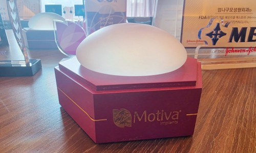Umnagumo美容整形外科に展示されたモティバ（Motiva）インプラントの実物サンプル